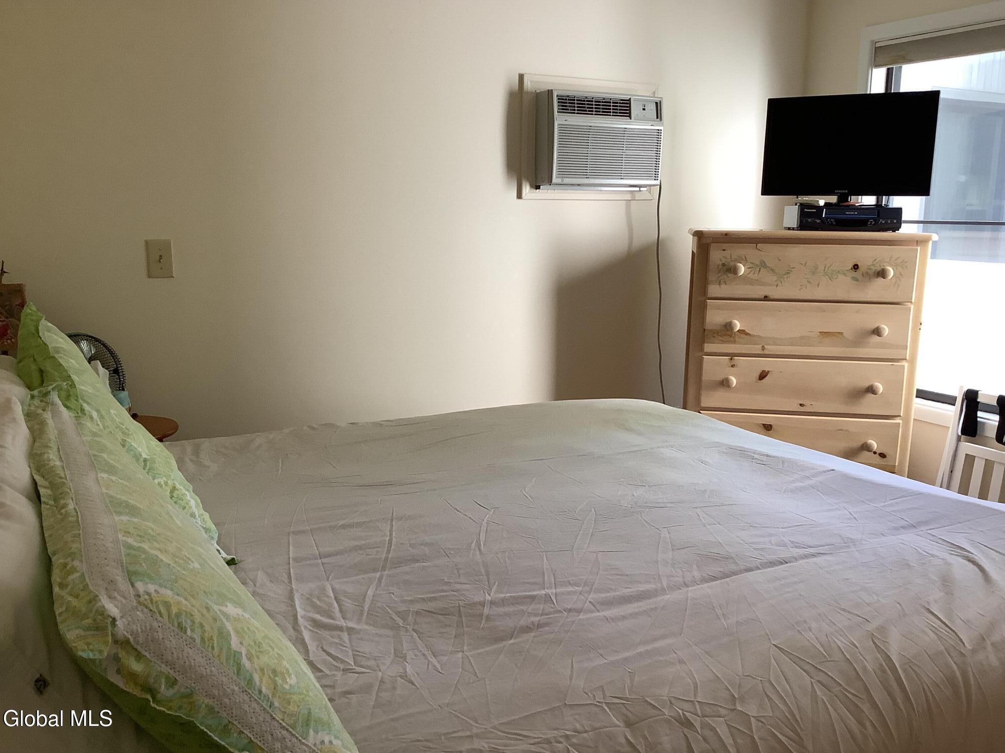 3562 Lake Shore, 13