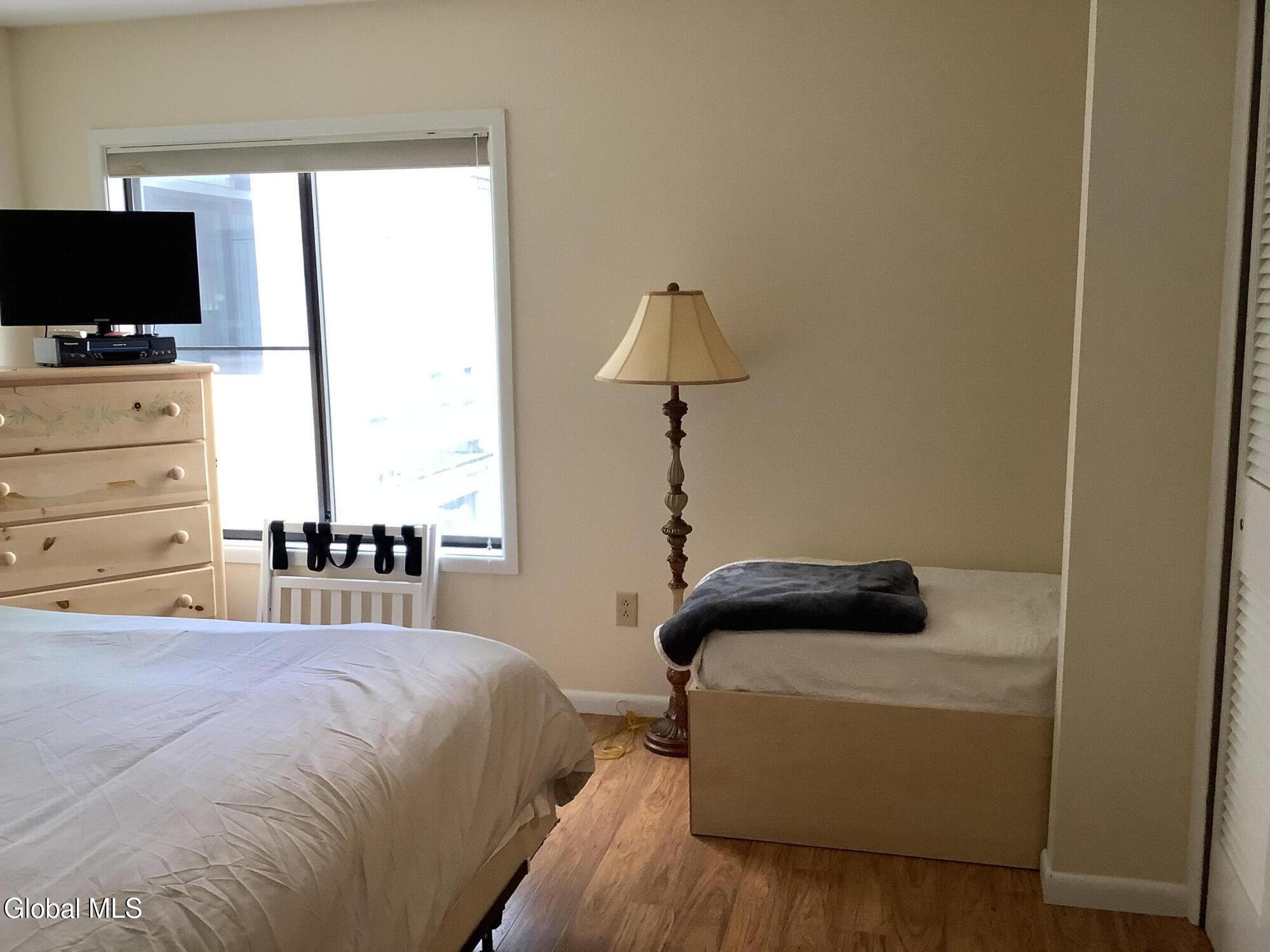 3562 Lake Shore, 13