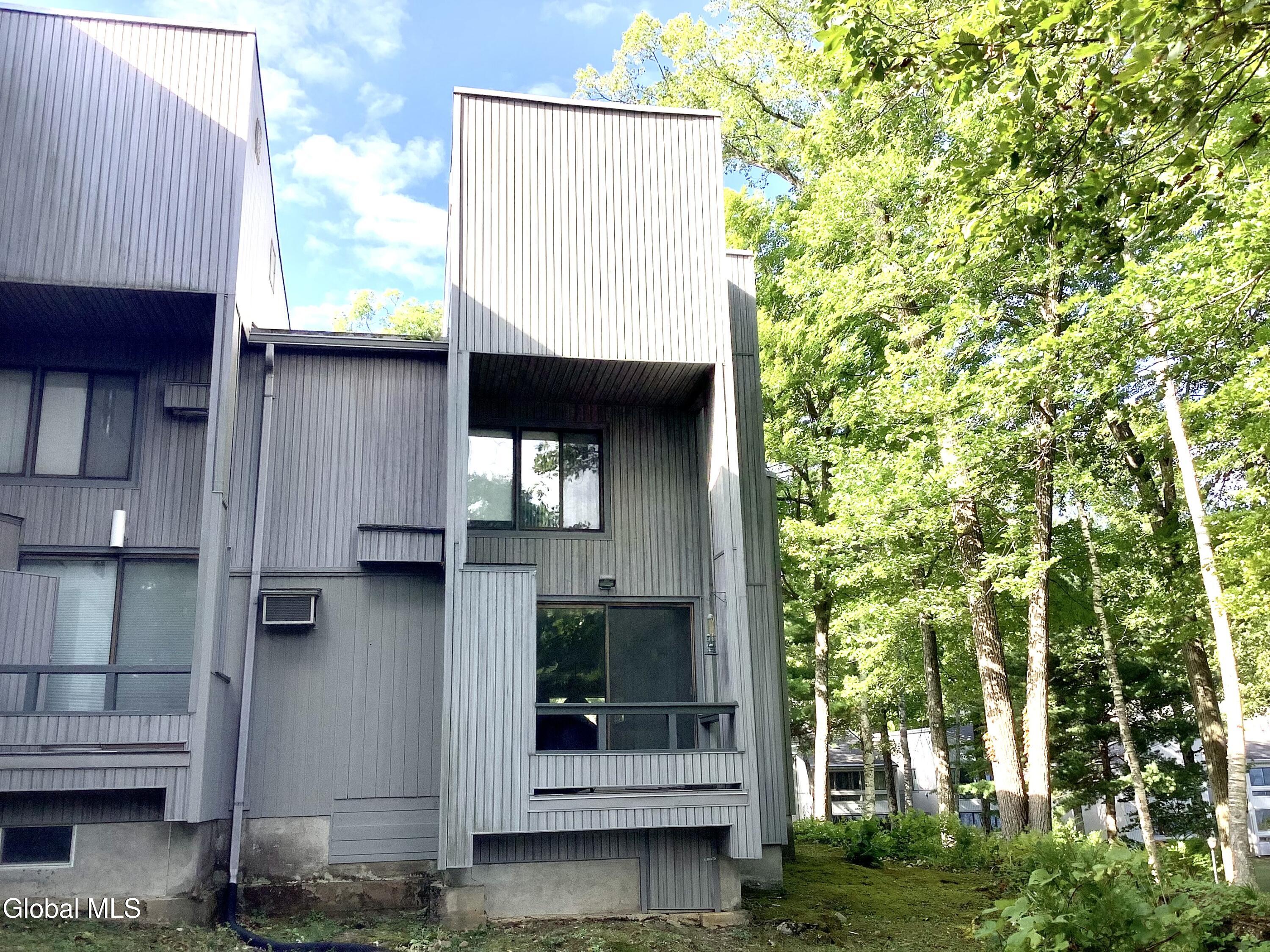 3562 Lake Shore, 13
