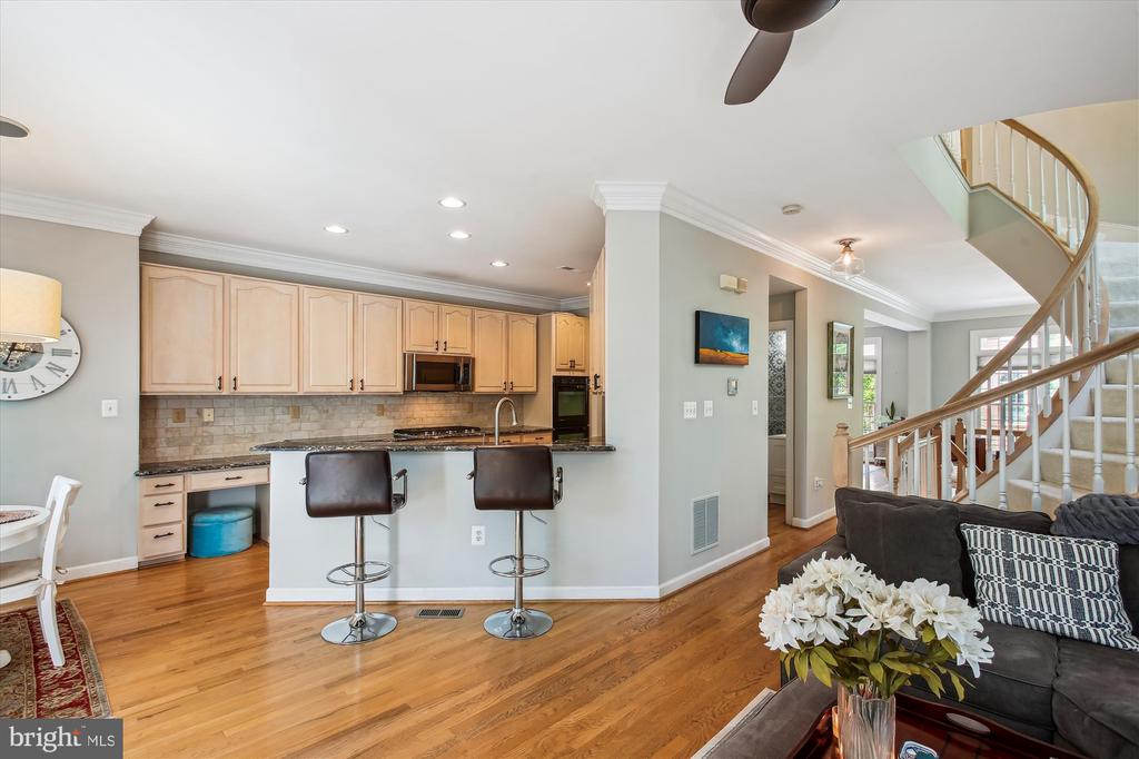 135 Rees Pl