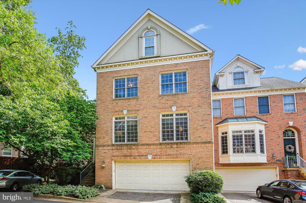 135 Rees Pl