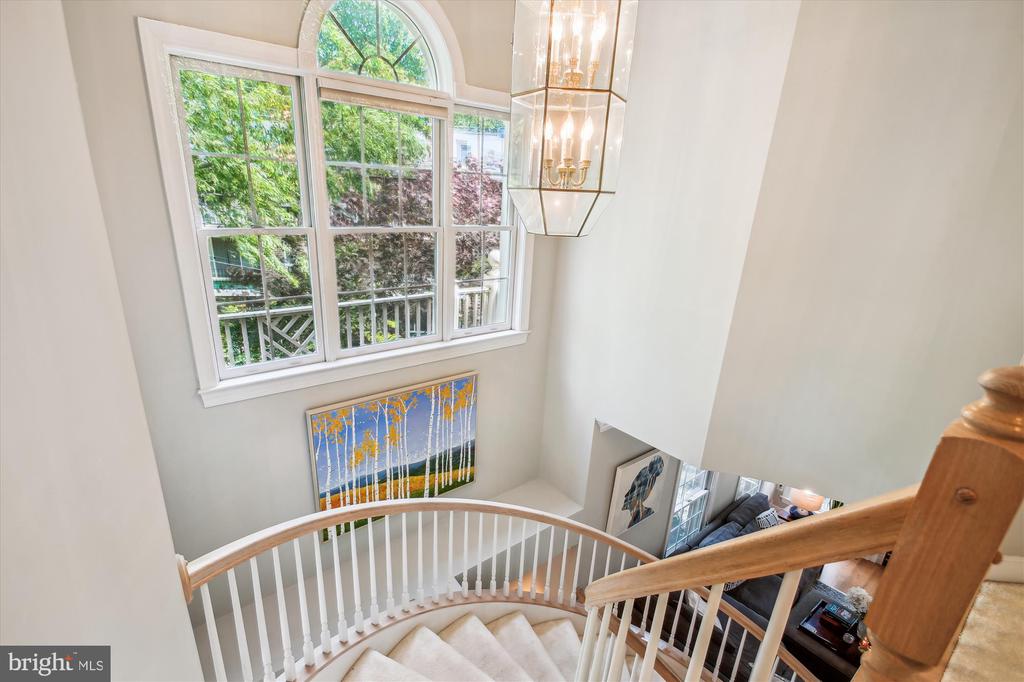 135 Rees Pl