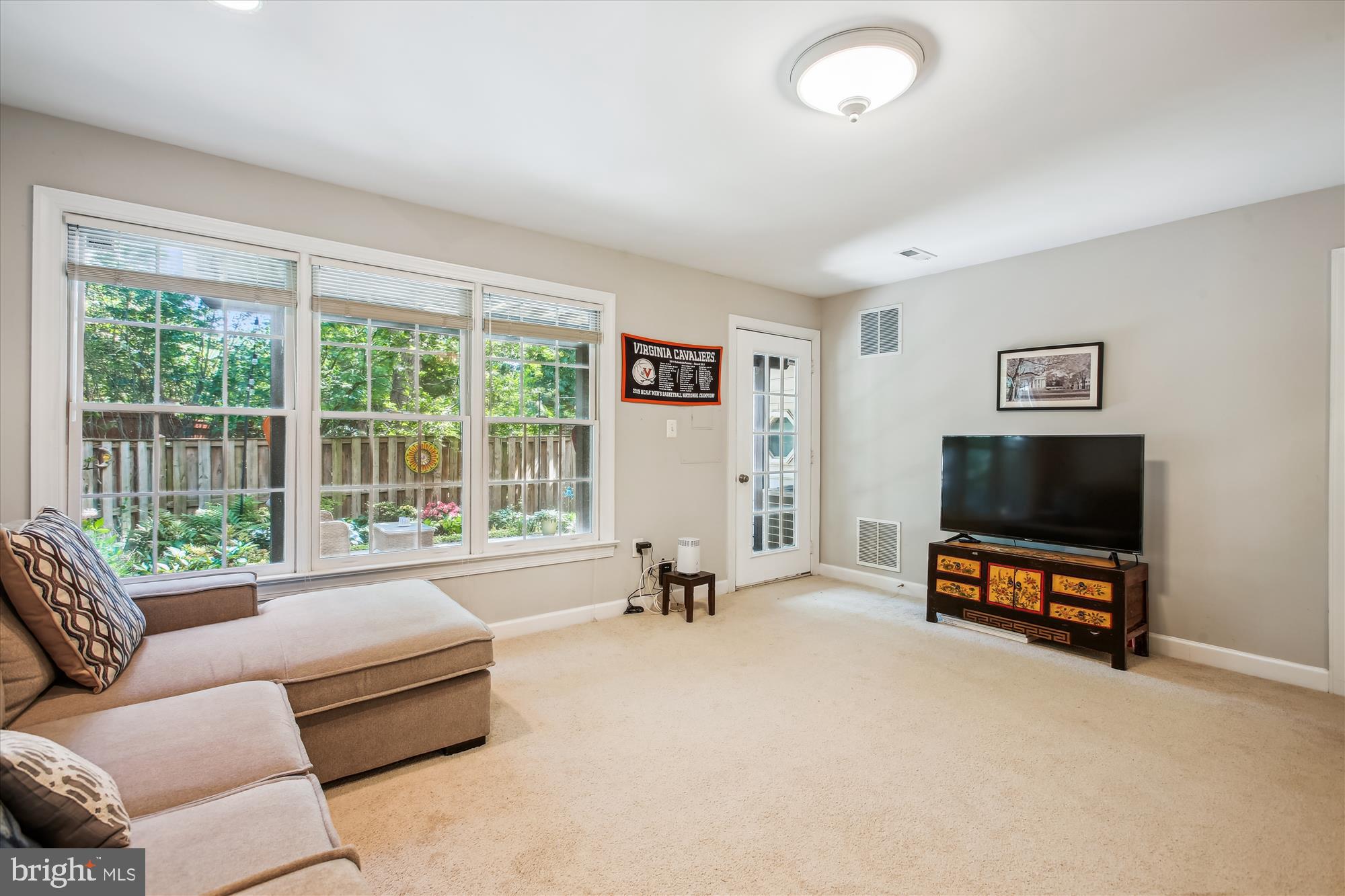 135 Rees Pl