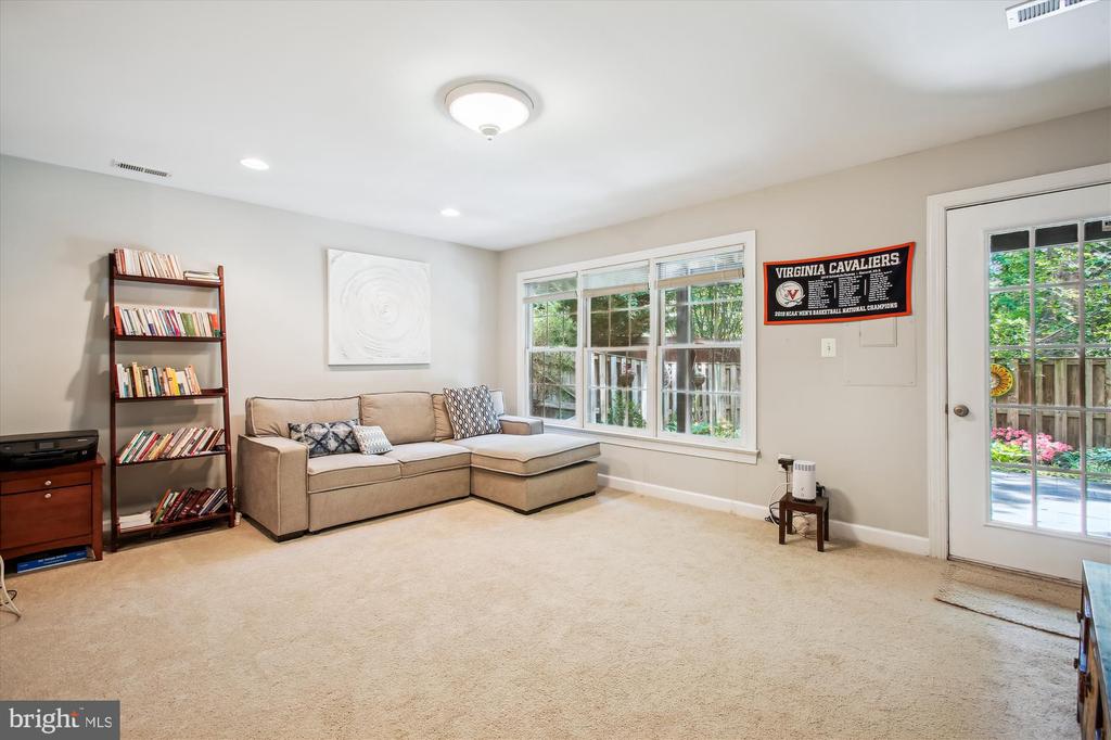 135 Rees Pl