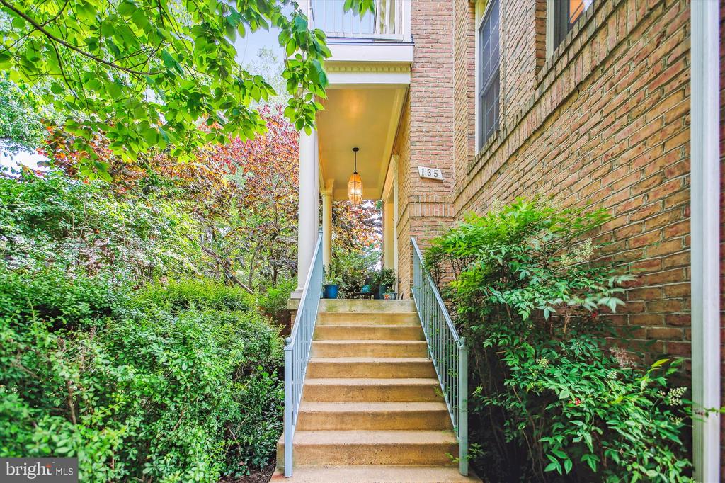 135 Rees Pl