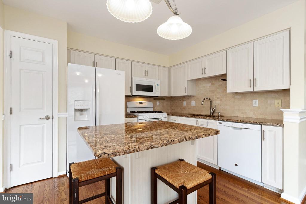 161 SHIRLEY SQ SE