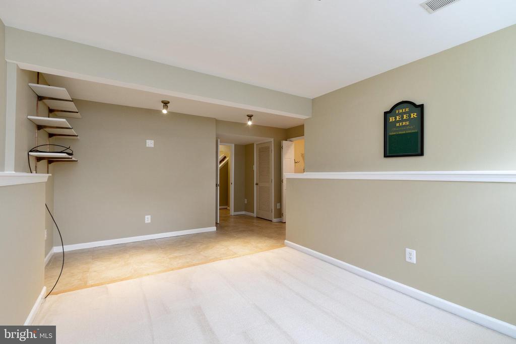 161 SHIRLEY SQ SE