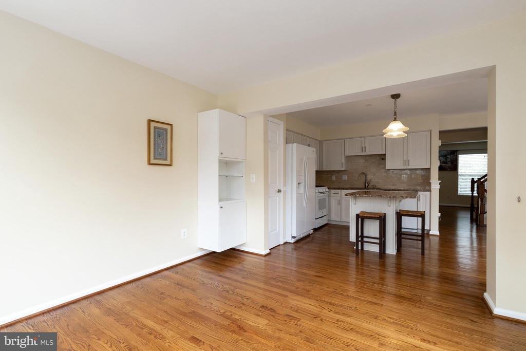 161 SHIRLEY SQ SE