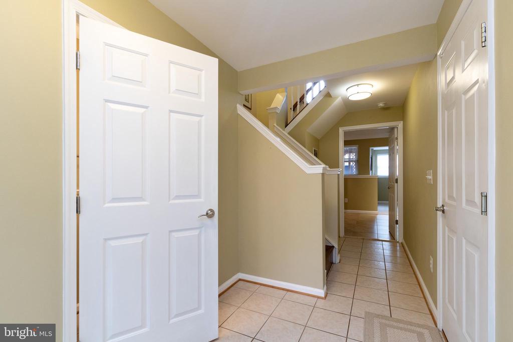 161 SHIRLEY SQ SE