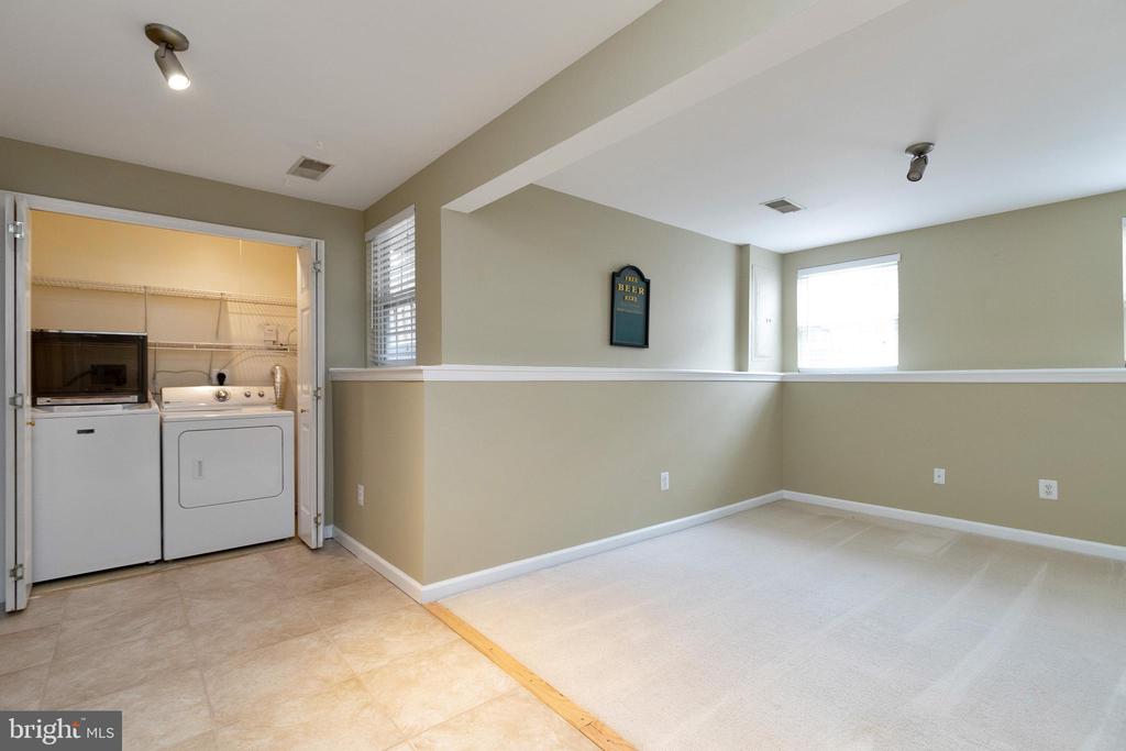 161 SHIRLEY SQ SE