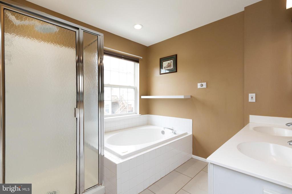 161 SHIRLEY SQ SE