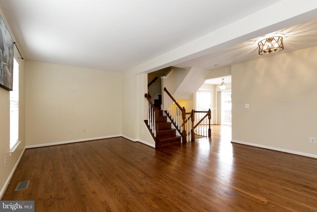 161 SHIRLEY SQ SE