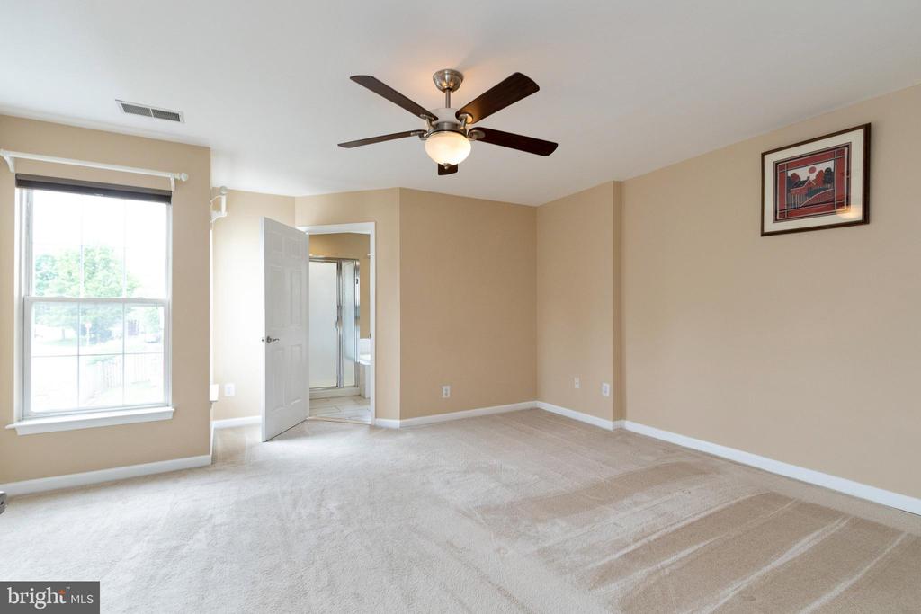161 SHIRLEY SQ SE