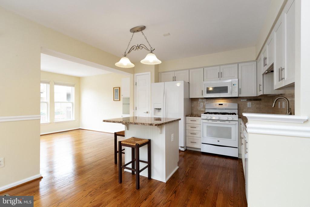 161 SHIRLEY SQ SE