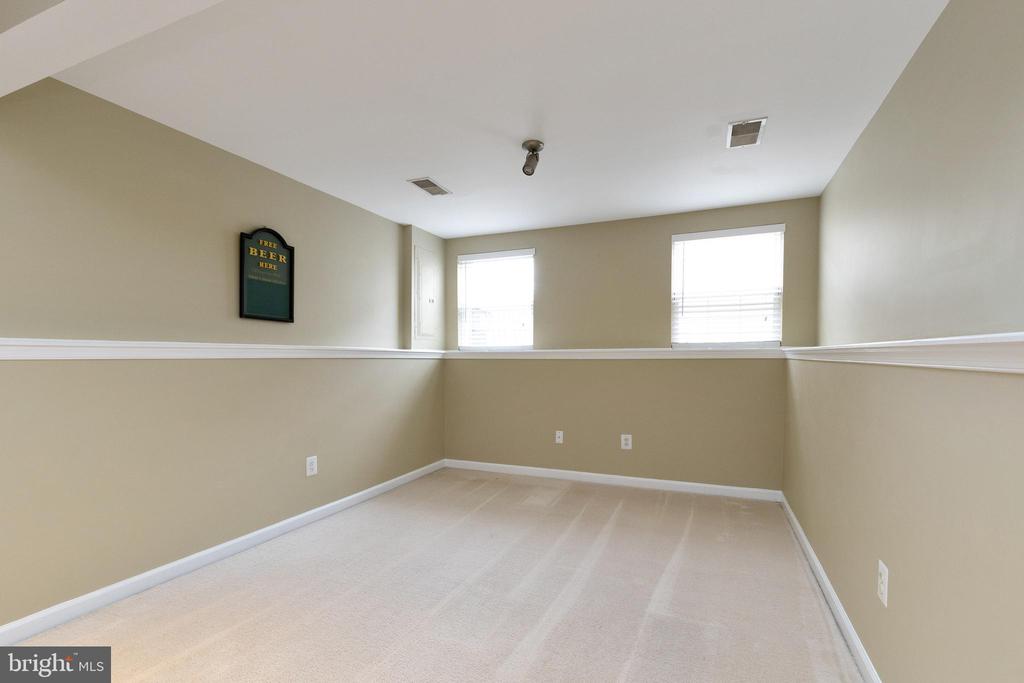 161 SHIRLEY SQ SE