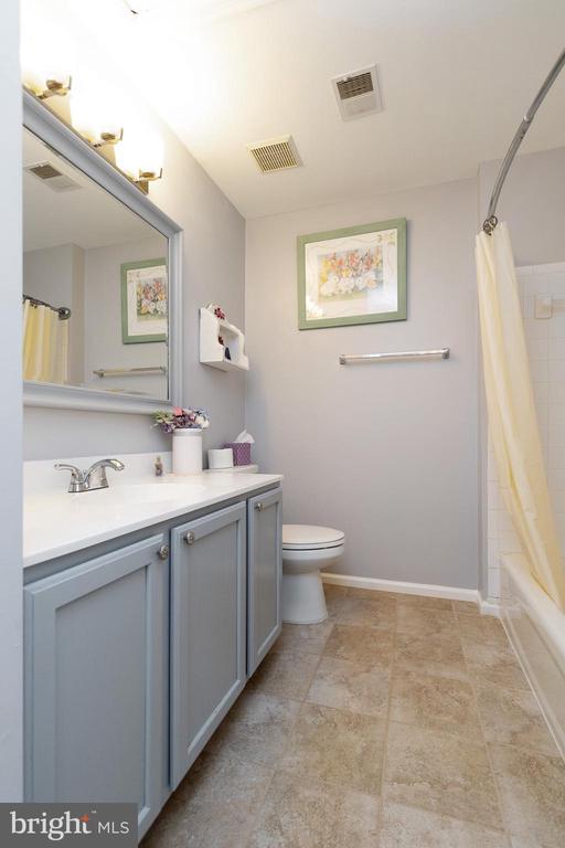 161 SHIRLEY SQ SE