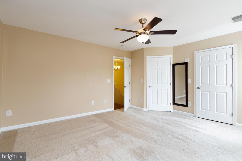 161 SHIRLEY SQ SE