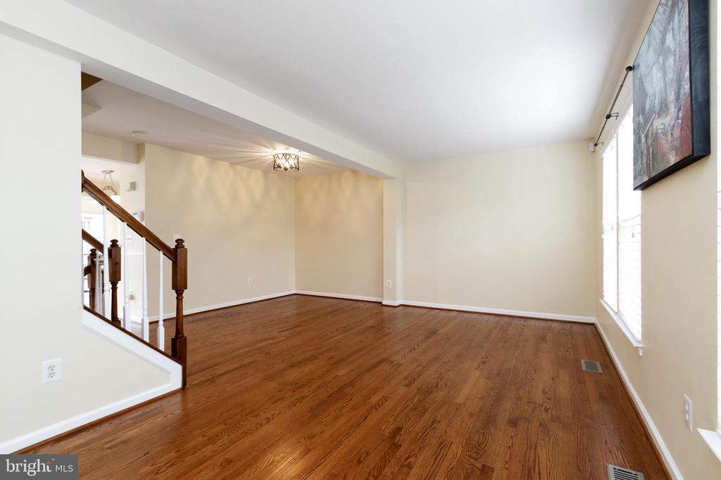 161 SHIRLEY SQ SE