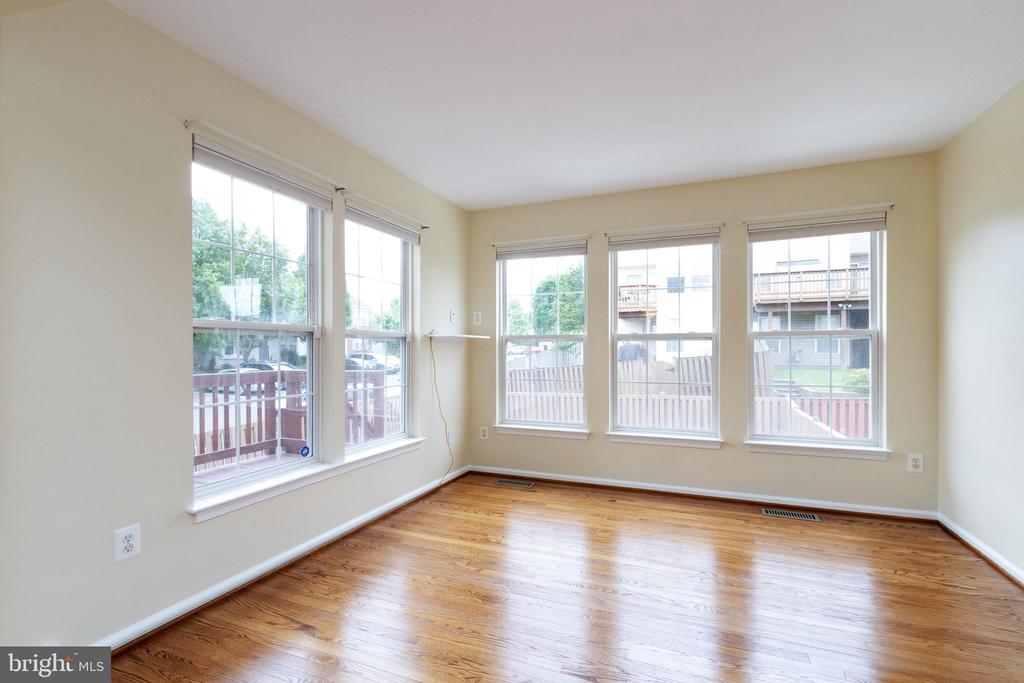 161 SHIRLEY SQ SE