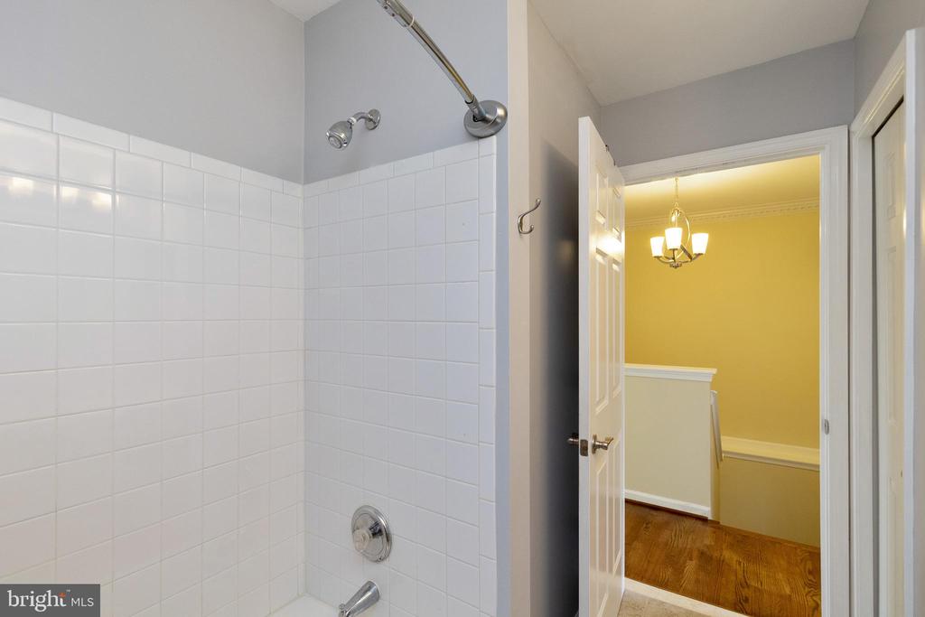 161 SHIRLEY SQ SE