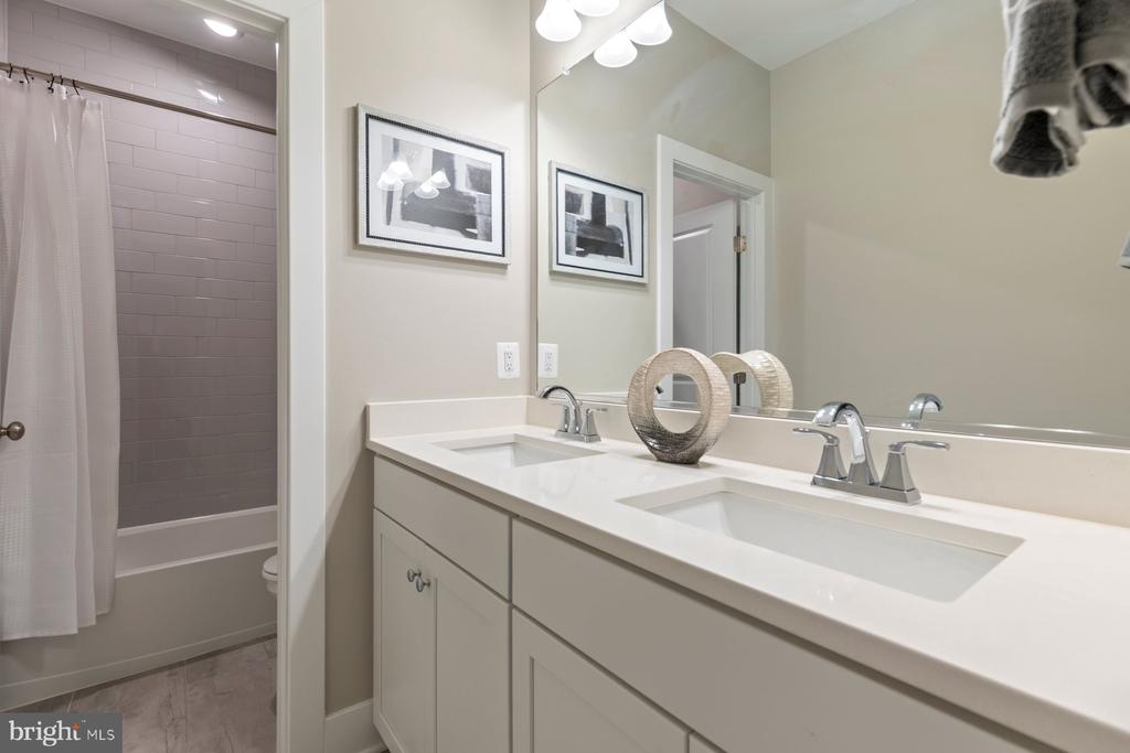 1615 FIELD SPARROW TERRACE NE