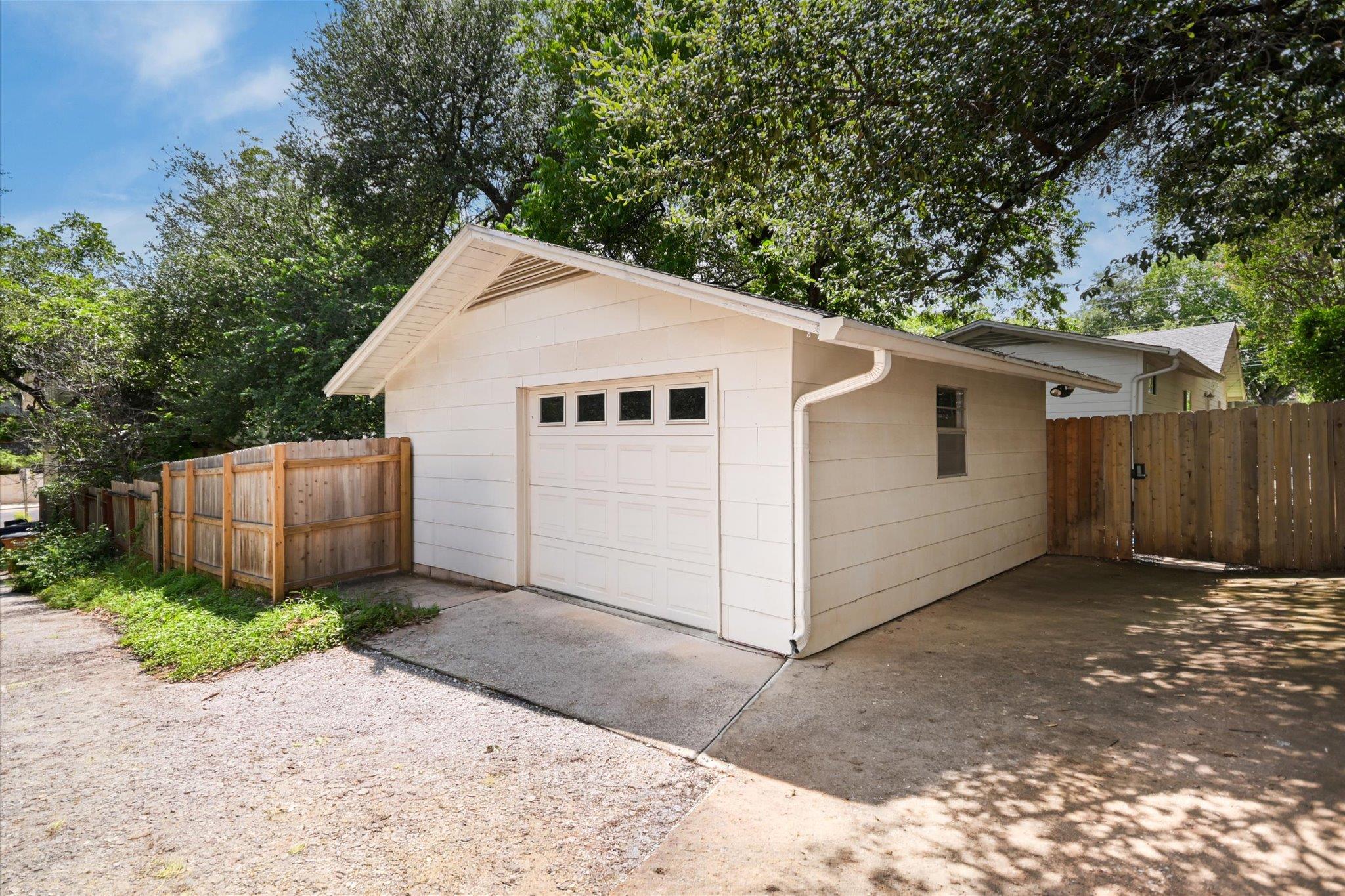 605 Deep Eddy Ave