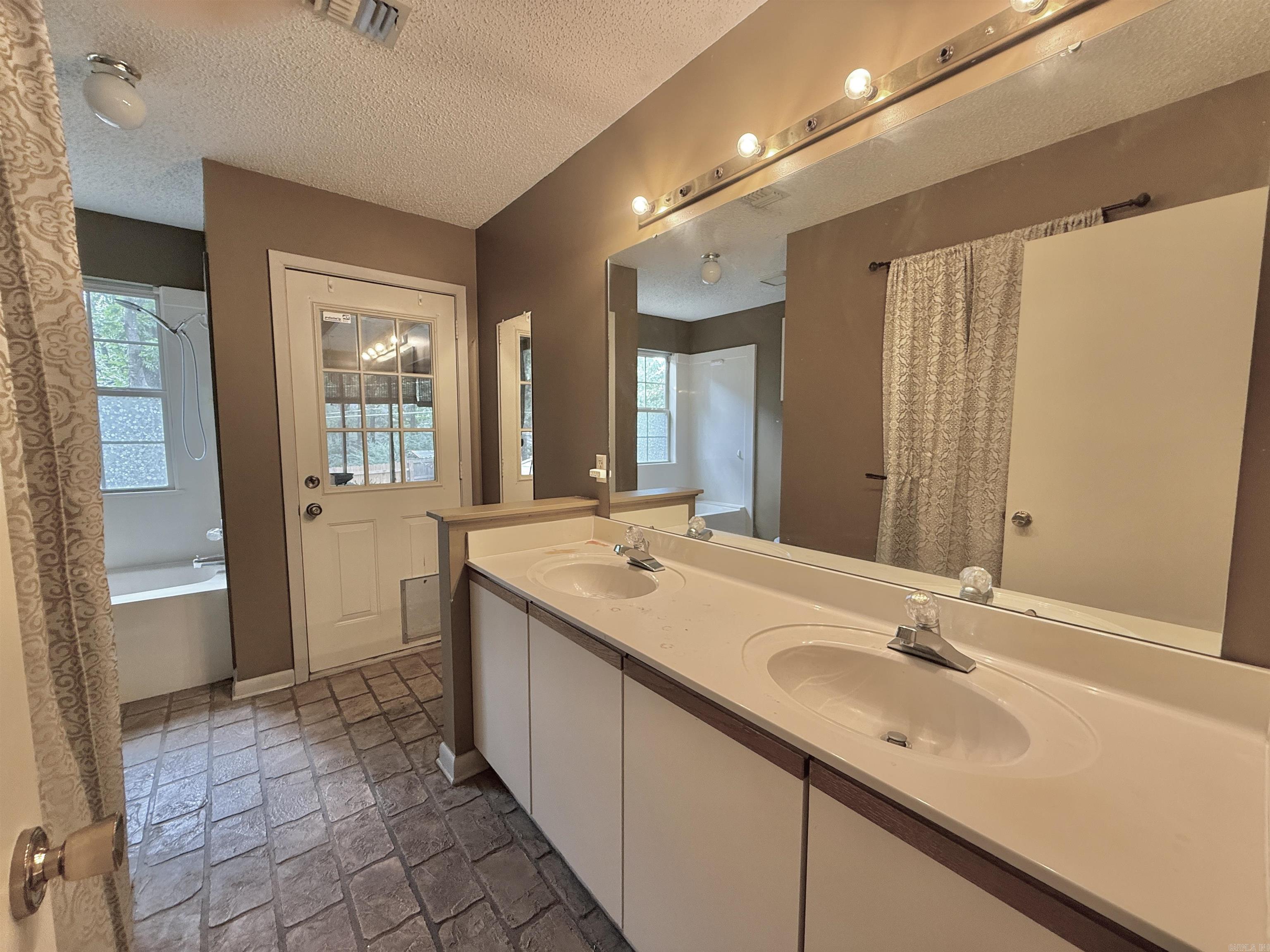 7701 Oakridge