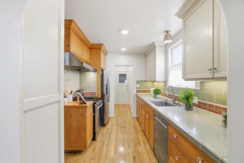 1555 Calaveras Avenue