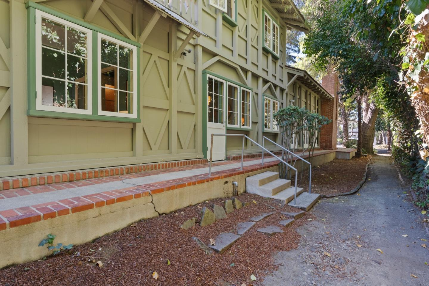 838 Morse ST