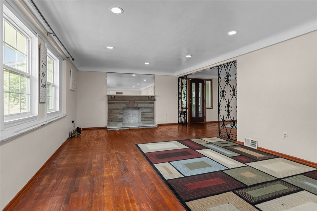 1105 Greentree Rd