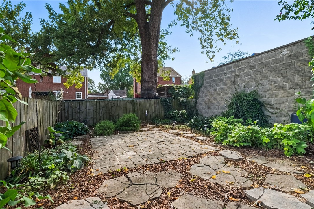 826 E Hutchinson Ave