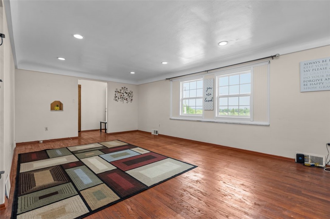 1105 Greentree Rd