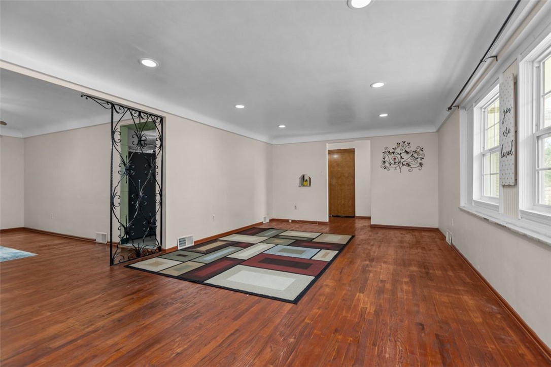1105 Greentree Rd
