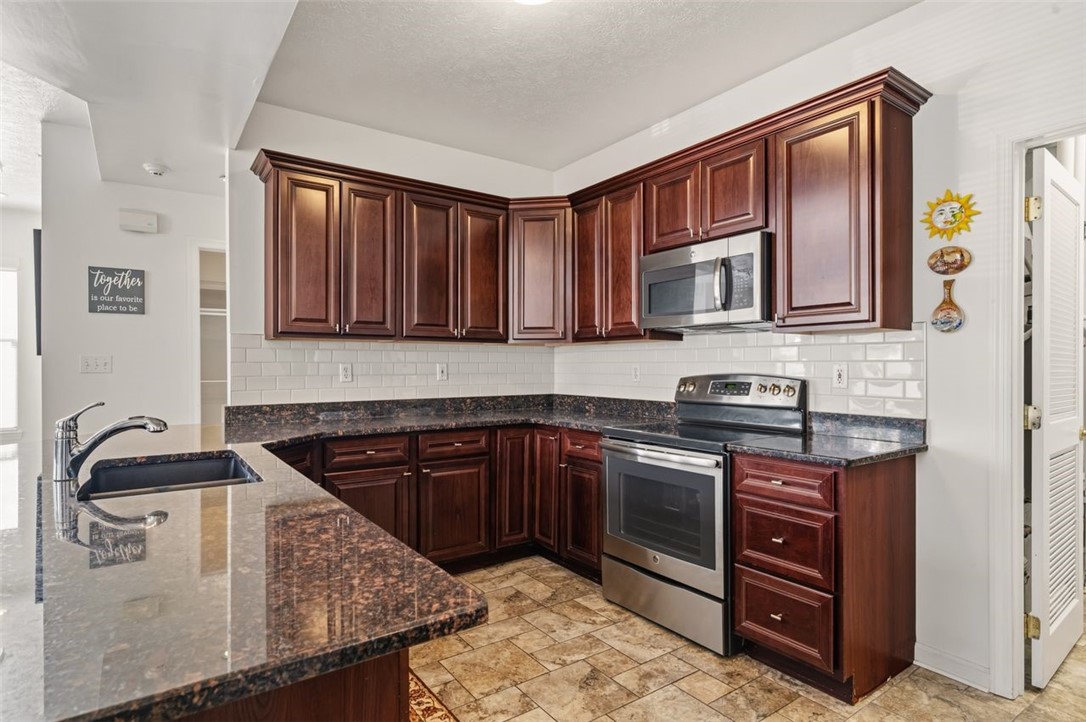 208 Adams Pointe Blvd 2