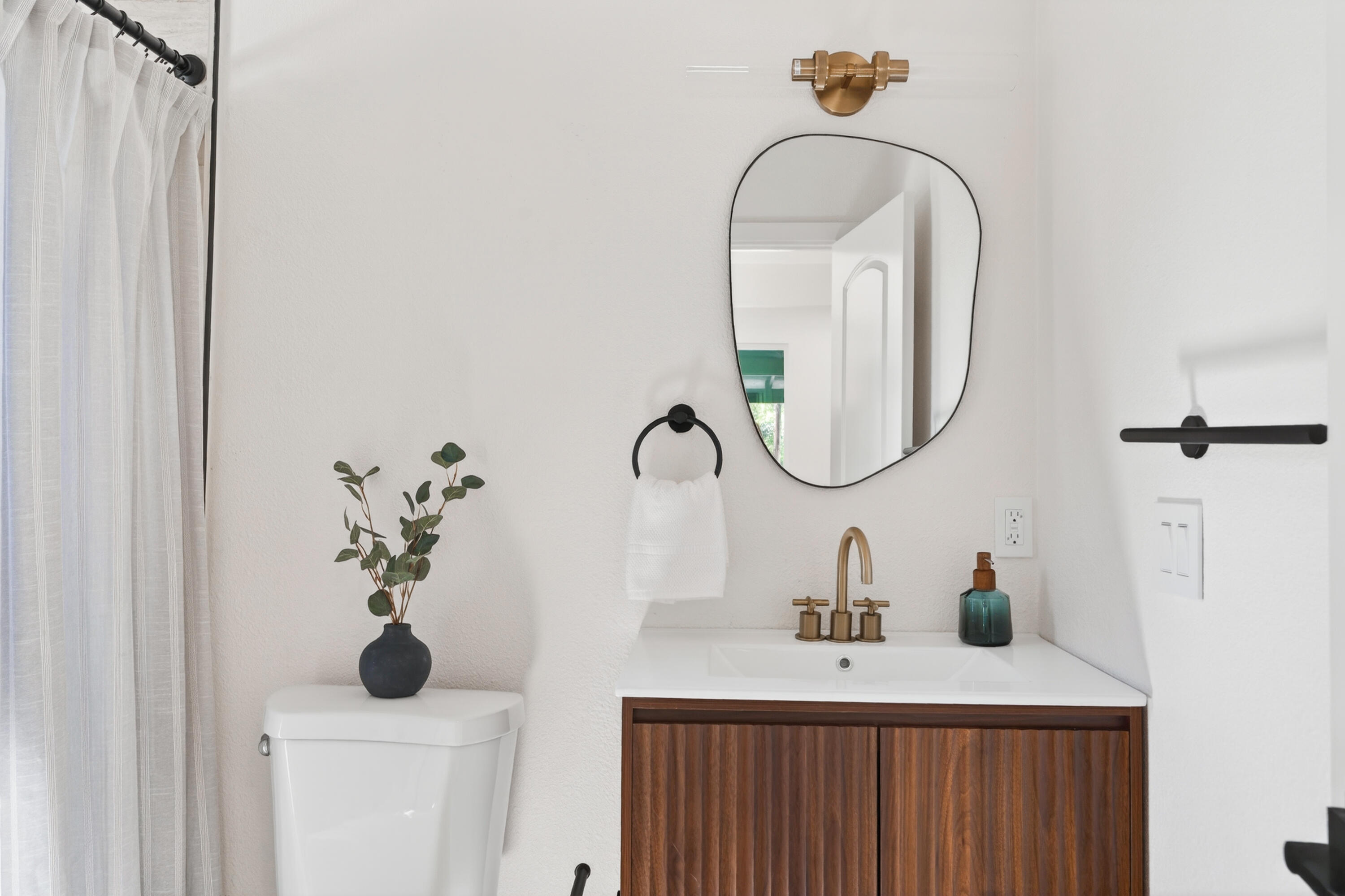 13642 Hill Boulevard