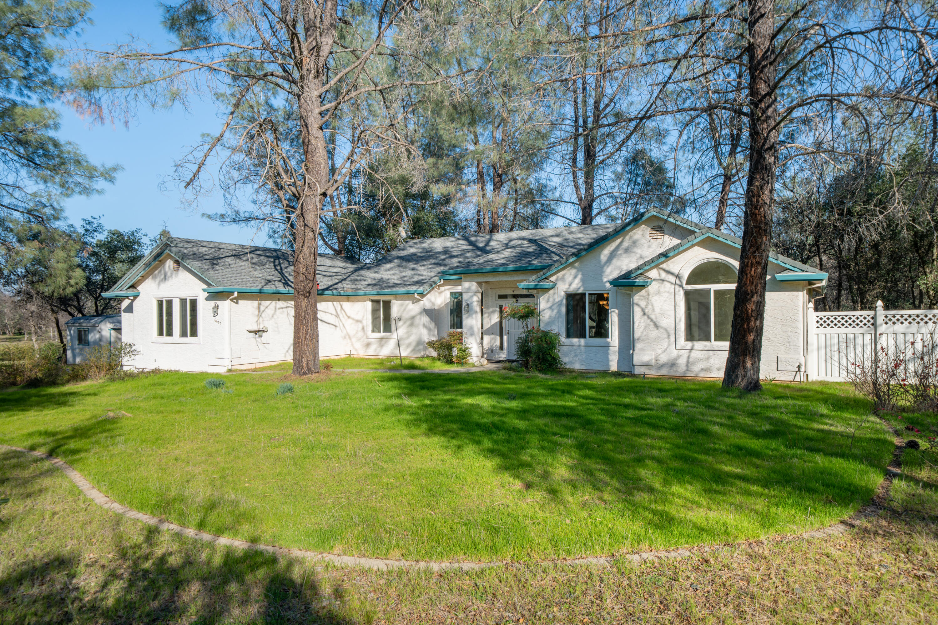 6677 Horsemans Way