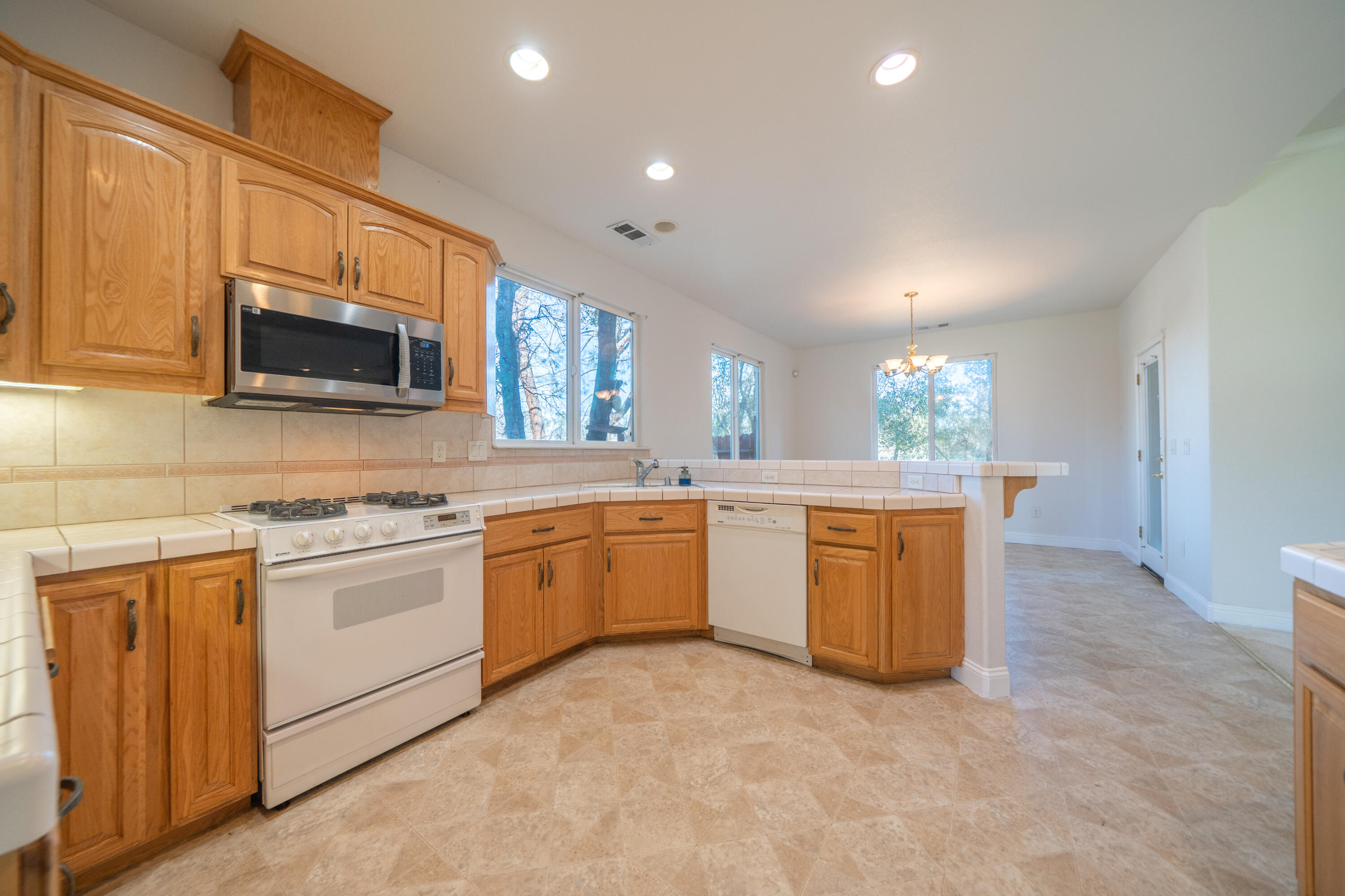 6677 Horsemans Way