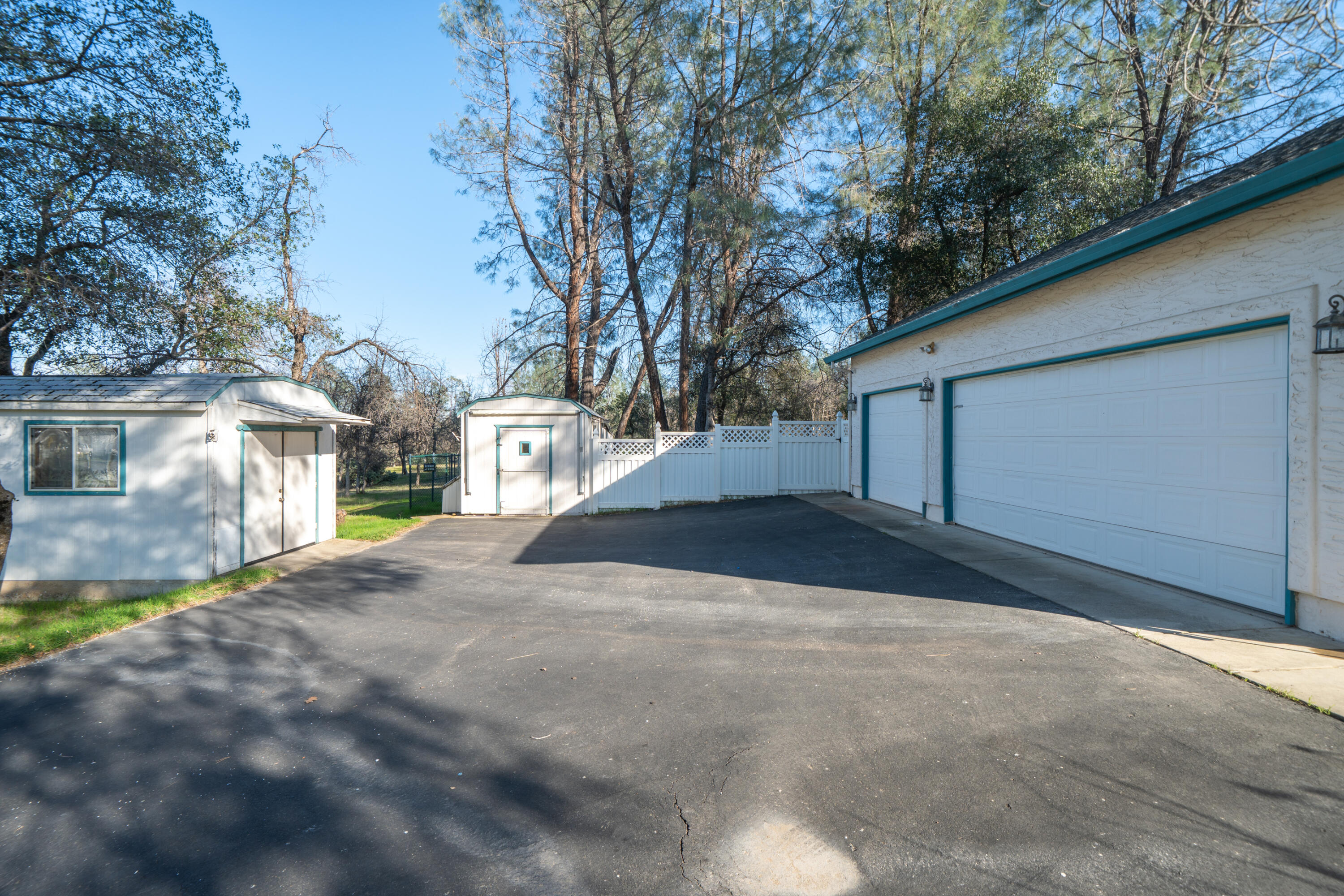 6677 Horsemans Way