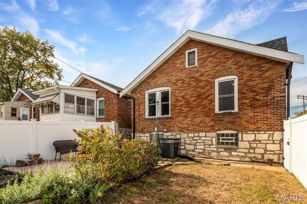 3892 Kingsland Court