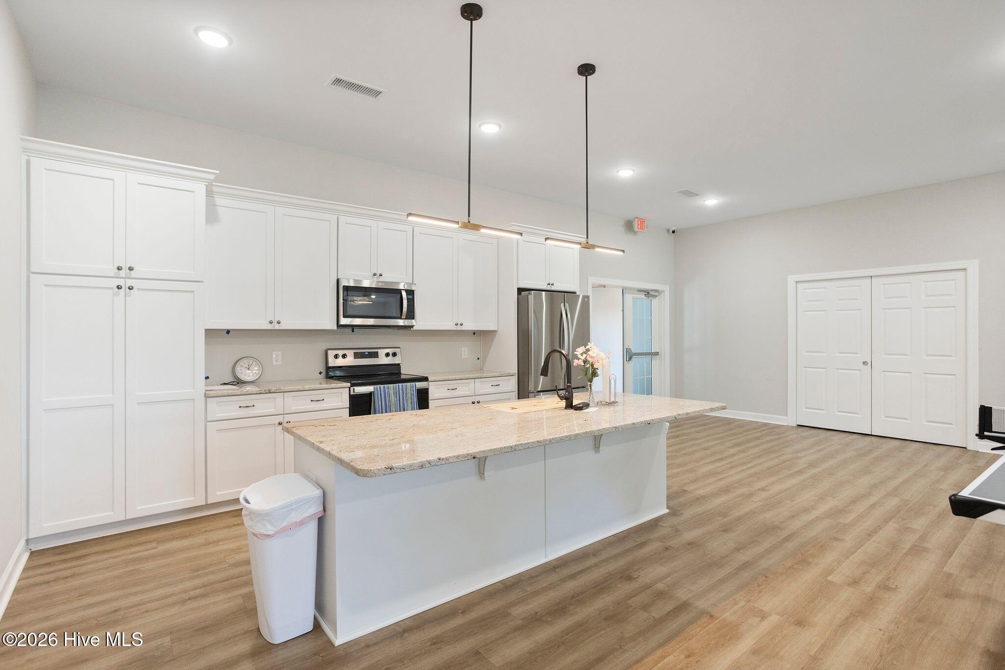 665 NW Meadowbrook Lane NW