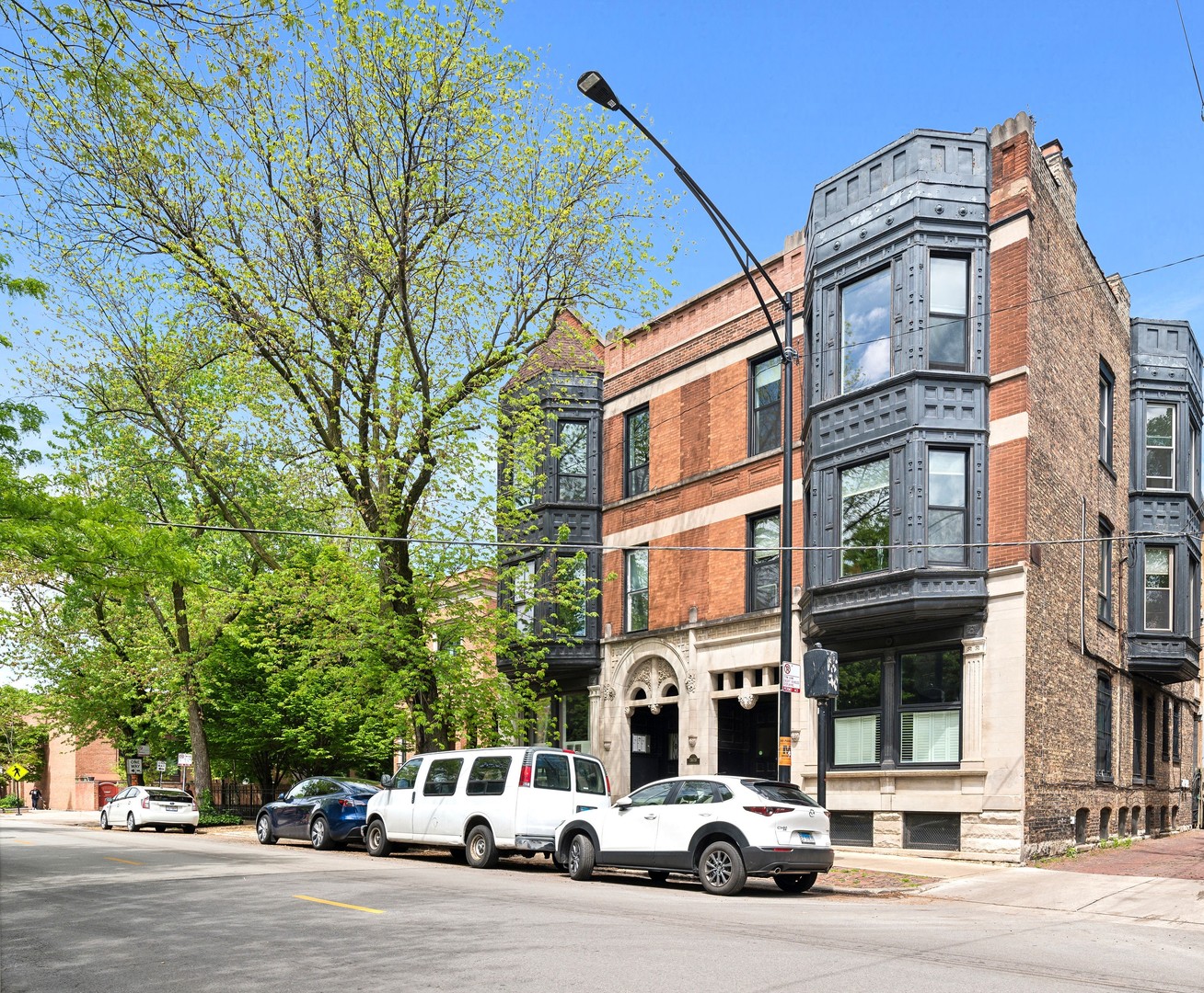 714 W WEBSTER Avenue Unit: 3E