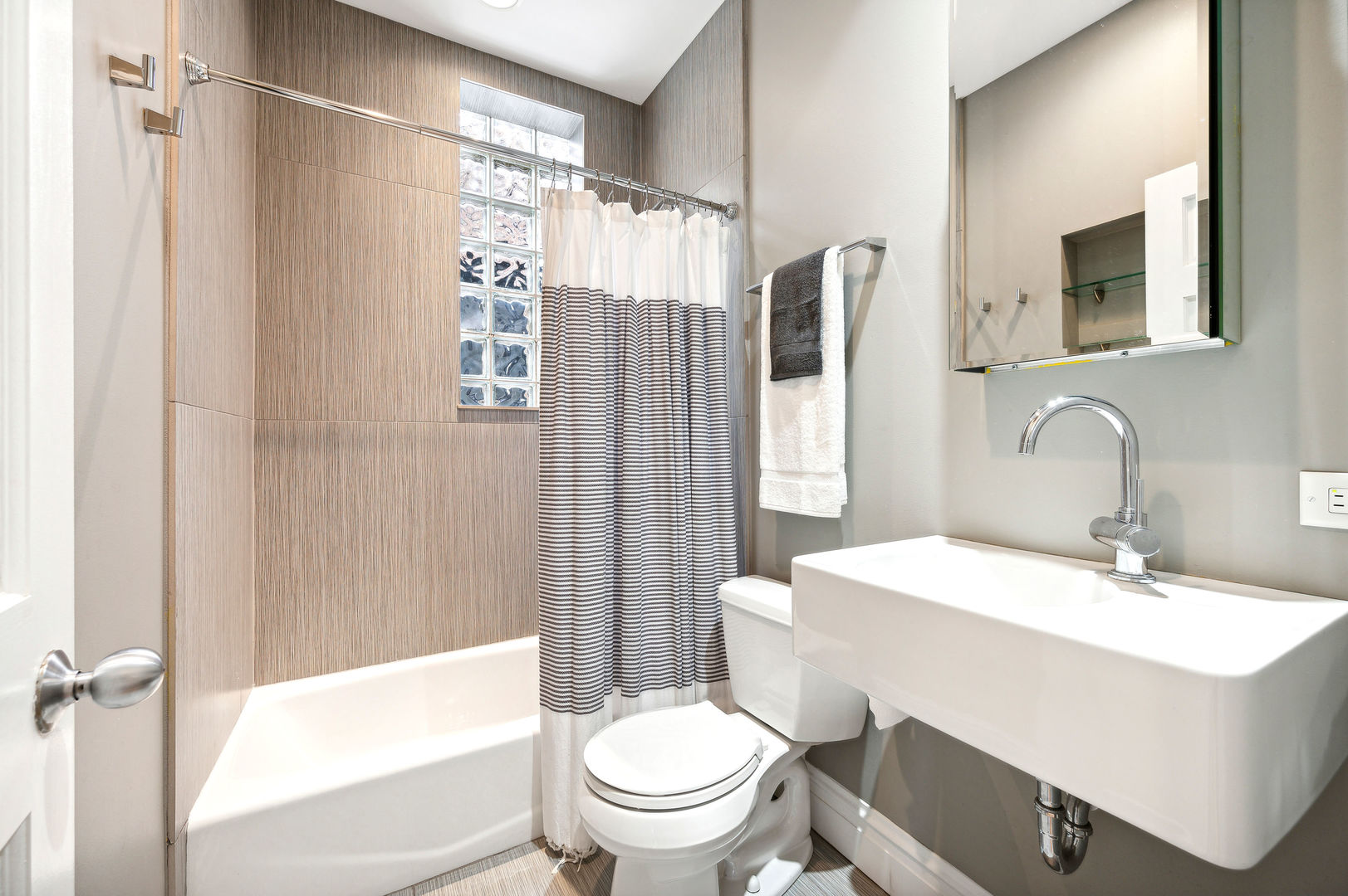 714 W WEBSTER Avenue Unit: 3E