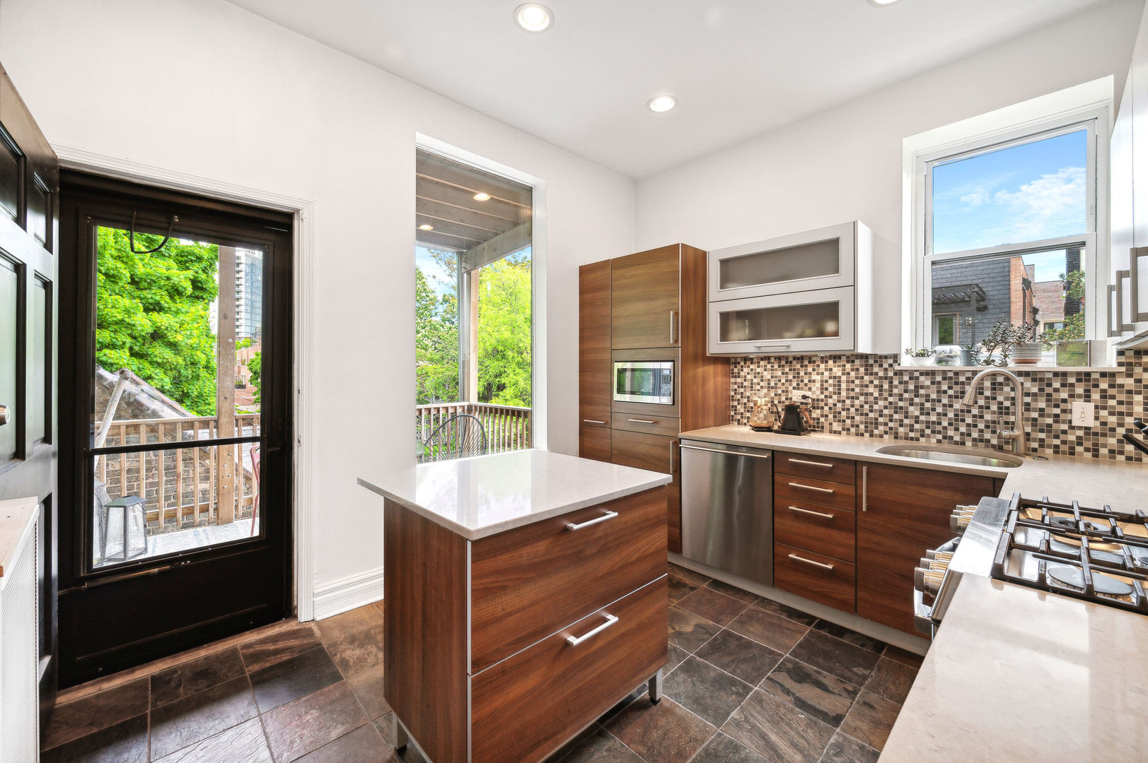 714 W WEBSTER Avenue Unit: 3E