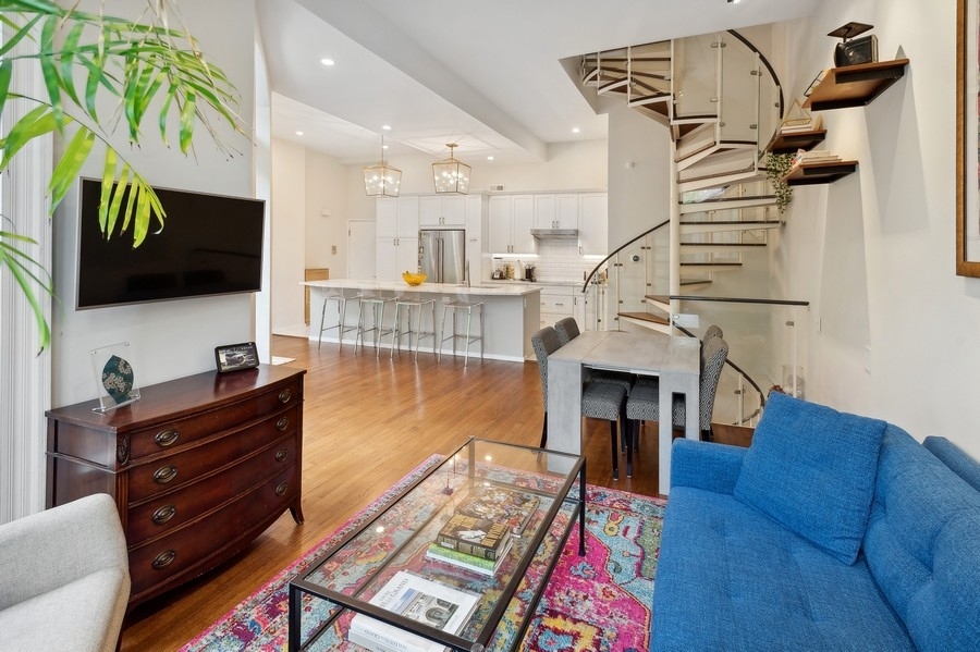 2144 N Hudson Avenue Unit: 1