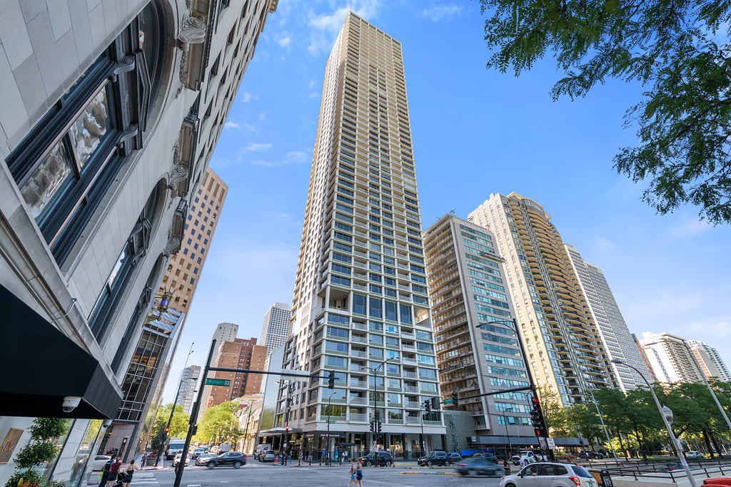 1000 N LAKE SHORE Plaza Unit: 39C