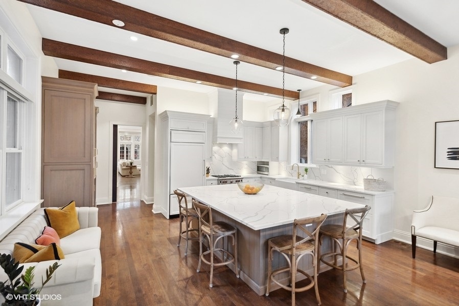 2306 N Southport Avenue