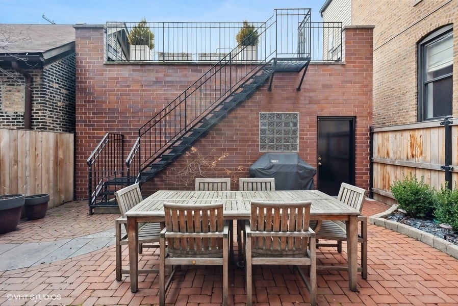 2306 N Southport Avenue