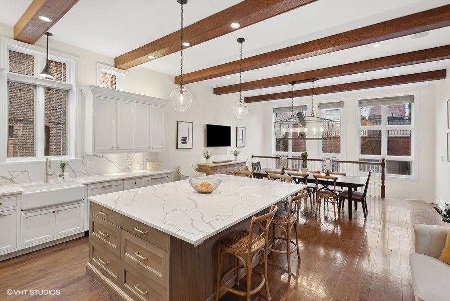 2306 N Southport Avenue