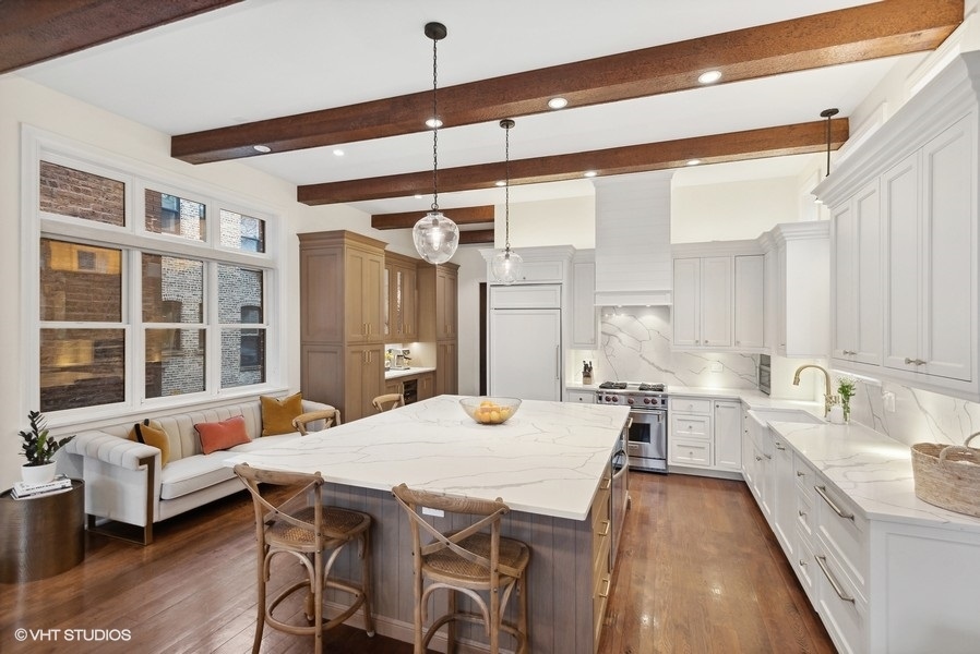 2306 N Southport Avenue