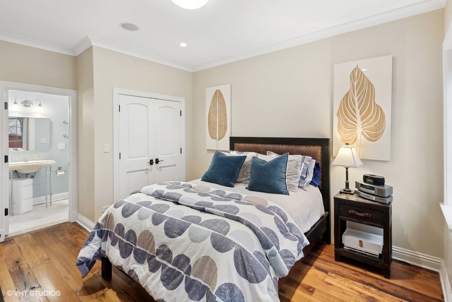 2306 N Southport Avenue